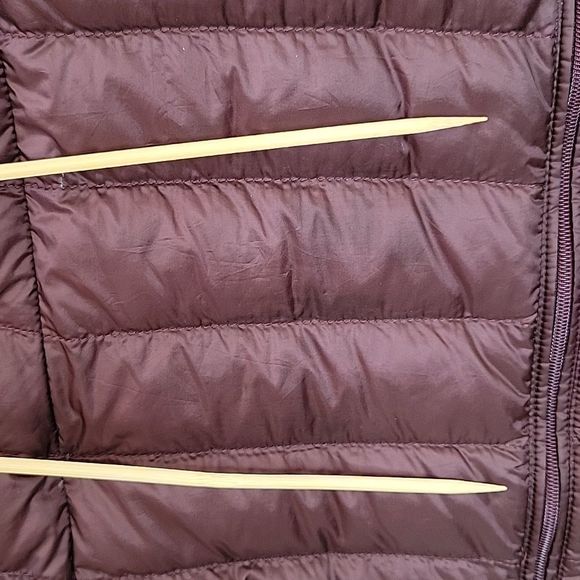 UNIQLO Purple Down Puffer Vest size XS Warm Lightweight Zipper Pockets - Picture 14 of 15